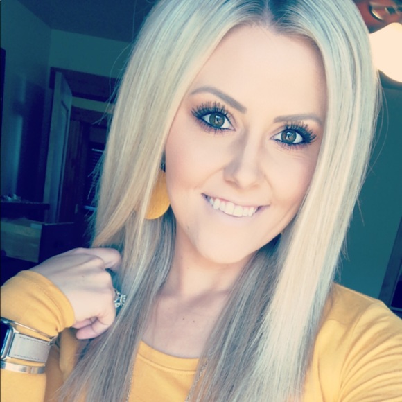 Meet Your Posher!!💜 - Picture 2 of 8